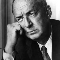 Vladimir Nabokov (f¯dt 22. april 1899 i Sankt Petersborg, d¯d 2. juli 1977) var en russiskf¯dt amerikansk forfatter. Han emigrerede i 1919 til Cambridge og siden til Berlin, derefter - i 1940 - til USA, hvor han fik statsborgerskab i 1945. Nabokov blev verdensber¯mt med romanen Lolita (1955), der udkom pÂ dansk i 1957. Han var en af de markante fornyere af romangenren i det 20. Ârhundrede og flere gange pÂ tale som kandidat til Nobelprisen i litteratur. Hans forfatterskab dÊkker bÂde prosa, poesi og videnskabelige artikler om litteratur og lepidoptera. Nabokov skrev f¯rst pÂ russisk og blev kendt som en af den f¯rende forfattere indenfor den russiske emigration, og senere, i USA som forfatter til en rÊkke sprogligt opfindsomme vÊrker pÂ engelsk.
